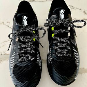 KYRIE NIKE BOYS BASKETBALL SHOES SIZE 4